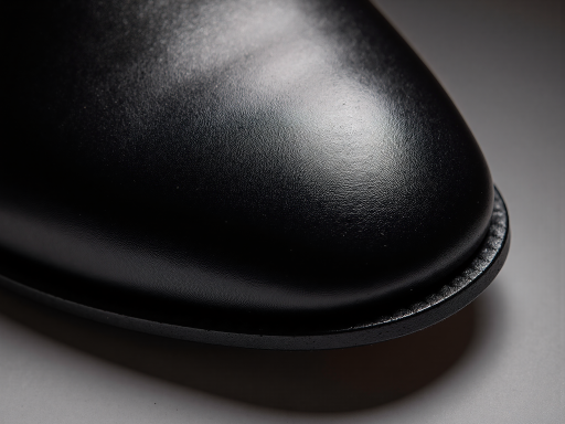 回力休闲鞋，黑色皮质鞋面，厚底设计，现代休闲风格，适合商务休闲场合