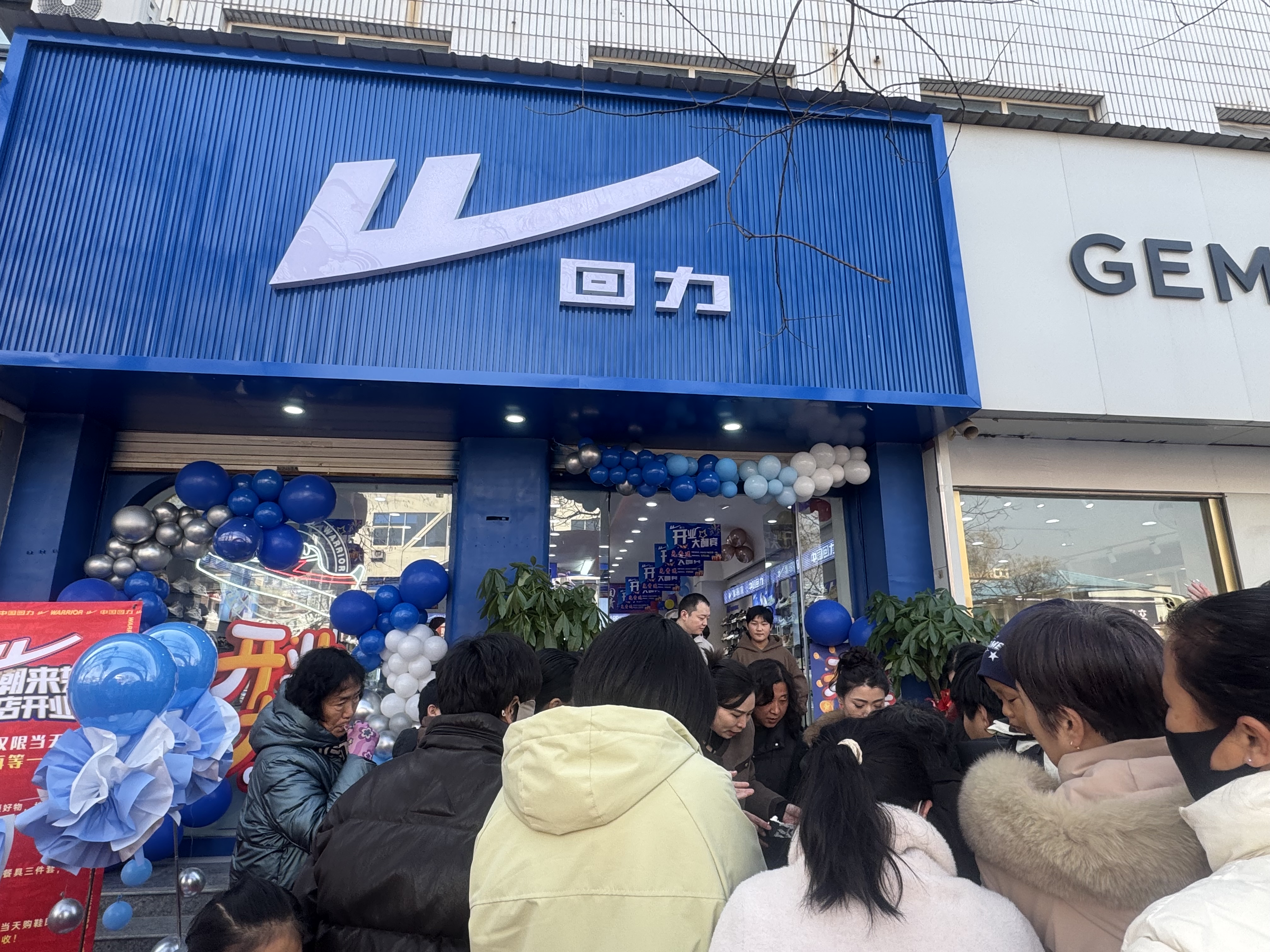 回力品牌历史照片，黑白老照片风格，展示品牌发展历程，经典国货制造场景